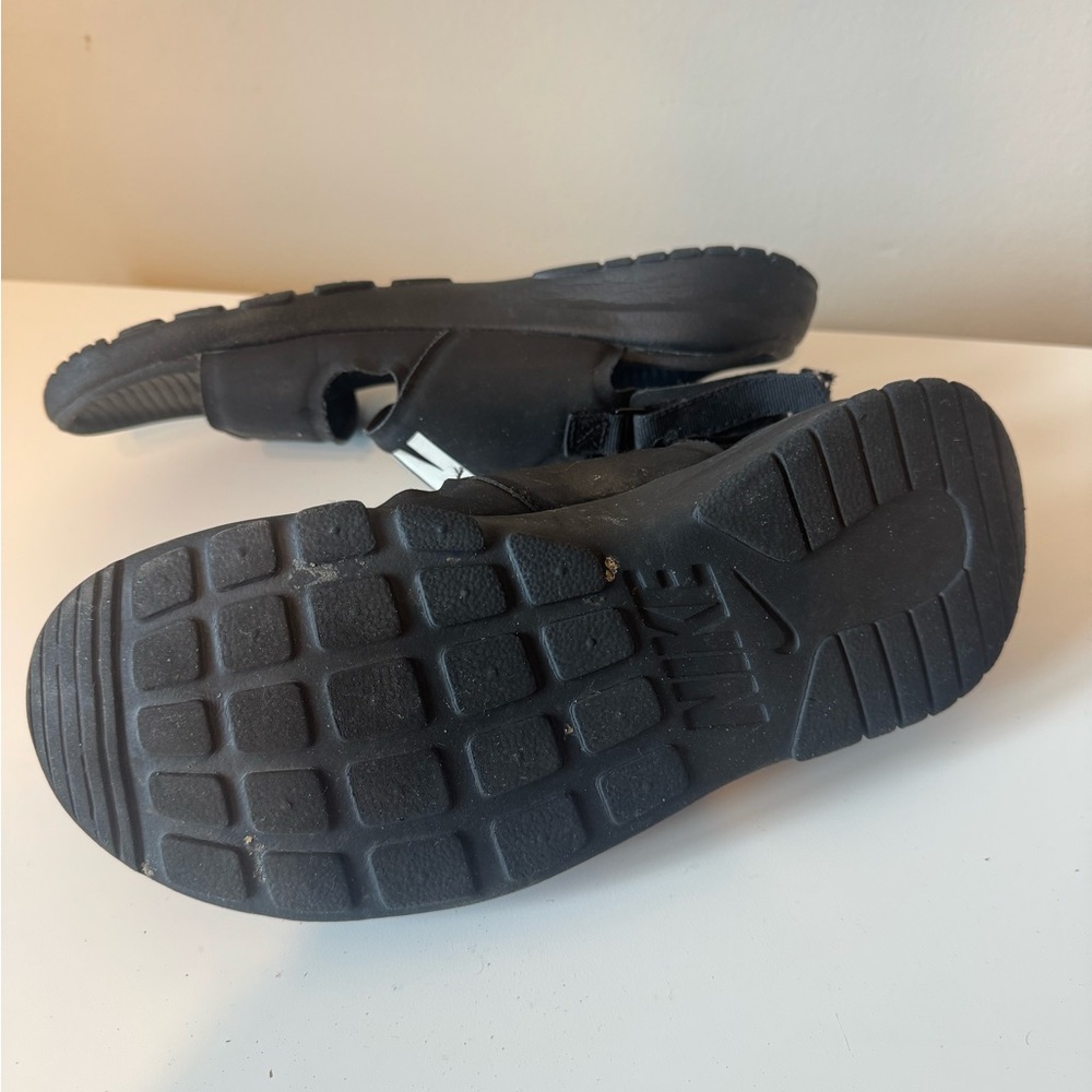 Nike Black Strap Sandals - Picture 4 of 5